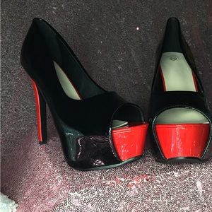 Women’s Size 7.5 Black Patent Leather Pumps